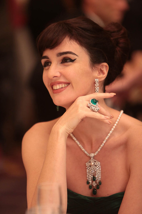 在電影“為愛璀璨—永遠的葛麗絲(Grace of Monaco)“一片當中,飾演當代著名女高音卡拉絲一角的 Paz Vega,配戴了蛋面切割的 Cartier 美洲豹祖母綠戒指。